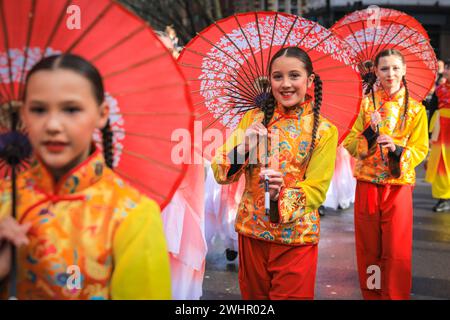 Londres, Royaume-Uni. 11 février 2024. Interprètes dans la parade colorée. Les danses du lion et du dragon et un défilé de chars artisanaux et de participants aux tenues traditionnelles font partie des célébrations du nouvel an chinois à travers Chinatown et Soho à Londres. 2024 est l'année du Dragon dans le calendrier chinois. Les festivités de Londres sont parmi les plus grandes célébrations du nouvel an lunaire en dehors de la Chine. Crédit : Imageplotter/Alamy Live News Banque D'Images