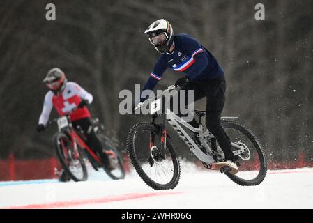 Chatel, France. 11 février 2024. Photo Alex Broadway/SWpix.com - 11/02/2024 - cyclisme - Championnats du monde de motoneige UCI 2024 - Chatel, haute-Savoie, France - Men Elite Dual Slalom - France, Vincent Tupin crédit : SWpix/Alamy Live News Banque D'Images