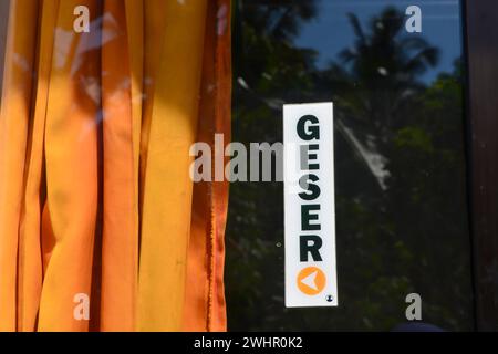 Il est écrit "glisser" à l'entrée d'un magasin. Banque D'Images