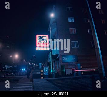 Bruxelles, Belgique. 6 février 2024. Logo d'un supermarché Delhaize. Rues de Bruxelles. Ville de nuit. Banque D'Images