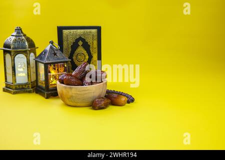 Dates fruits avec lanterne et Coran pour fond de concept islamique Banque D'Images