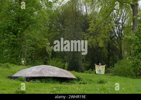 Ça ressemble à un champignon. Dépendance pour l'irrigation avec un toit d'une forme inhabituelle semblable à un champignon géant dans un parc pour la marche Banque D'Images