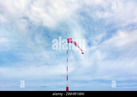 Manche à vent contre ciel bleu clair Banque D'Images