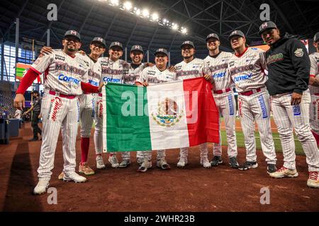 MIAMI, FLORIDE - FÉVRIER 1 : Equipo de los Naranjeros de Mexico , Matson, Samayoa, Lugo , Jose Samayoa Wilson, Alexis, Zach Matson, Wilmer Ríos, Fernando Salas, Aaron Altherr, Irvin Loprez équipe de Naranjeros de Hermosillo du Mexique , lors d'un match entre Curazao et le Mexique au parc loanDepot dans le cadre de la Serie del Caribe 2024 le 1er février 2024 à Miami, Floride. (Photo de Luis Gutierrez/Norte photo) Banque D'Images