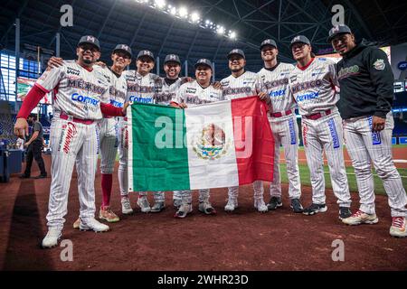 MIAMI, FLORIDE - FÉVRIER 1 : Equipo de los Naranjeros de Mexico , Matson, Samayoa, Lugo , Jose Samayoa Wilson, Alexis, Zach Matson, Wilmer Ríos, Fernando Salas, Aaron Altherr, Irvin Loprez équipe de Naranjeros de Hermosillo du Mexique , lors d'un match entre Curazao et le Mexique au parc loanDepot dans le cadre de la Serie del Caribe 2024 le 1er février 2024 à Miami, Floride. (Photo de Luis Gutierrez/Norte photo) Banque D'Images