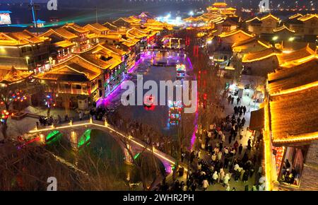 Pékin, Chine. 10 février 2024. Cette photo prise le 10 février 2024 montre l'éclairage de l'ancienne ville de Longquan à Shijiazhuang, dans la province du Hebei au nord de la Chine. Allumer et apprécier les lanternes pendant le Festival du printemps est une tradition ancestrale en Chine. Crédit : Chen Qibao/Xinhua/Alamy Live News Banque D'Images