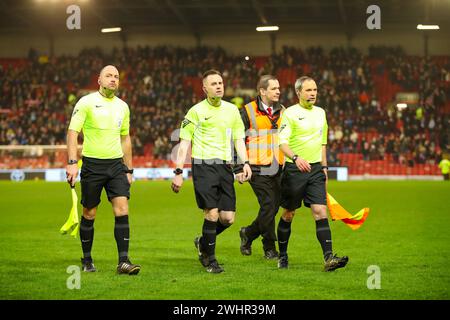 Oakwell Stadium, Barnsley, Angleterre - 10 février 2024 arbitre Ross Joyce - après le match Barnsley v Leyton Orient, Sky Bet League One, 2023/24, Oakwell Stadium, Barnsley, Angleterre - 10 février 2024 crédit : Mathew Marsden/WhiteRosePhotos/Alamy Live News Banque D'Images