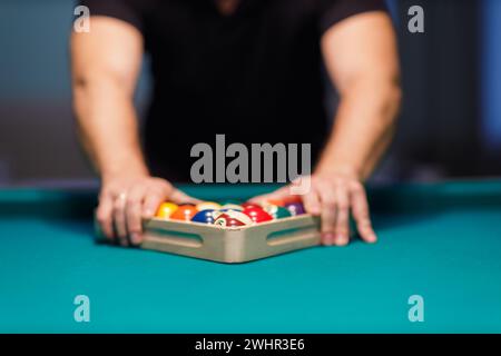 Joueur de billard à la table de billard ou snooker billard américain jeu de sport de billard Banque D'Images