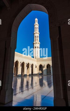 Le minaret de la Grande Mosquée Sultan Qaboos à Mascate Oman par jour ensoleillé Banque D'Images