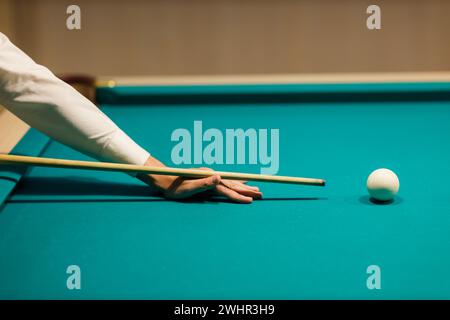 Joueur de billard à la table de billard ou snooker billard américain jeu de sport de billard Banque D'Images