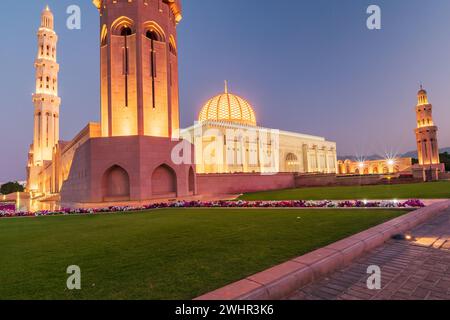 La Grande Mosquée Sultan Qaboos vue illuminée à l'heure bleue, Muscat, Oman Banque D'Images