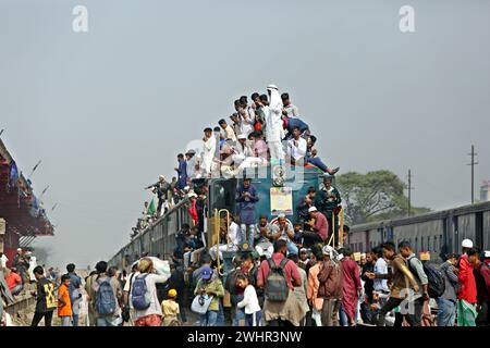 Dhaka, Wari, Bangladesh. 11 février 2024. Des milliers de fidèles musulmans rentrent chez eux dans un train surpeuplé après avoir assisté à la prière finale de Bishwa Ijtema, qui est considérée comme le deuxième plus grand rassemblement musulman au monde après le Hadj, à Tongi, dans la banlieue de Dhaka, au Bangladesh, le 11 février 2024. (Crédit image : © Habibur Rahman/ZUMA Press Wire) USAGE ÉDITORIAL SEULEMENT! Non destiné à UN USAGE commercial ! Banque D'Images