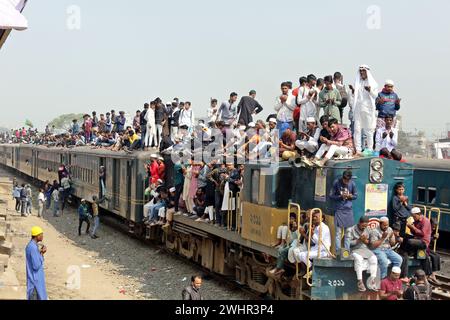 Dhaka, Wari, Bangladesh. 11 février 2024. Des milliers de fidèles musulmans rentrent chez eux dans un train surpeuplé après avoir assisté à la prière finale de Bishwa Ijtema, qui est considérée comme le deuxième plus grand rassemblement musulman au monde après le Hadj, à Tongi, dans la banlieue de Dhaka, au Bangladesh, le 11 février 2024. (Crédit image : © Habibur Rahman/ZUMA Press Wire) USAGE ÉDITORIAL SEULEMENT! Non destiné à UN USAGE commercial ! Banque D'Images