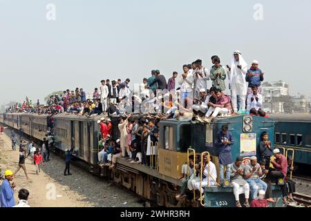 Dhaka, Wari, Bangladesh. 11 février 2024. Des milliers de fidèles musulmans rentrent chez eux dans un train surpeuplé après avoir assisté à la prière finale de Bishwa Ijtema, qui est considérée comme le deuxième plus grand rassemblement musulman au monde après le Hadj, à Tongi, dans la banlieue de Dhaka, au Bangladesh, le 11 février 2024. (Crédit image : © Habibur Rahman/ZUMA Press Wire) USAGE ÉDITORIAL SEULEMENT! Non destiné à UN USAGE commercial ! Banque D'Images