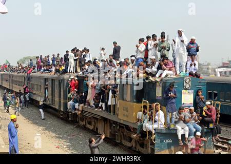 Dhaka, Wari, Bangladesh. 11 février 2024. Des milliers de fidèles musulmans rentrent chez eux dans un train surpeuplé après avoir assisté à la prière finale de Bishwa Ijtema, qui est considérée comme le deuxième plus grand rassemblement musulman au monde après le Hadj, à Tongi, dans la banlieue de Dhaka, au Bangladesh, le 11 février 2024. (Crédit image : © Habibur Rahman/ZUMA Press Wire) USAGE ÉDITORIAL SEULEMENT! Non destiné à UN USAGE commercial ! Banque D'Images