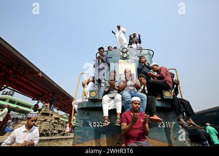 Dhaka, Wari, Bangladesh. 11 février 2024. Des milliers de fidèles musulmans rentrent chez eux dans un train surpeuplé après avoir assisté à la prière finale de Bishwa Ijtema, qui est considérée comme le deuxième plus grand rassemblement musulman au monde après le Hadj, à Tongi, dans la banlieue de Dhaka, au Bangladesh, le 11 février 2024. (Crédit image : © Habibur Rahman/ZUMA Press Wire) USAGE ÉDITORIAL SEULEMENT! Non destiné à UN USAGE commercial ! Banque D'Images