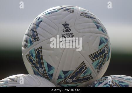 Eastleigh, Royaume-Uni. 11 février 2024. Le ballon de la FA Cup avant le match de la FA Cup Adobe pour femmes entre Southampton et Manchester United au Silverlake Stadium, Eastleigh. (Tom Phillips/SPP) crédit : photo de presse sportive SPP. /Alamy Live News Banque D'Images