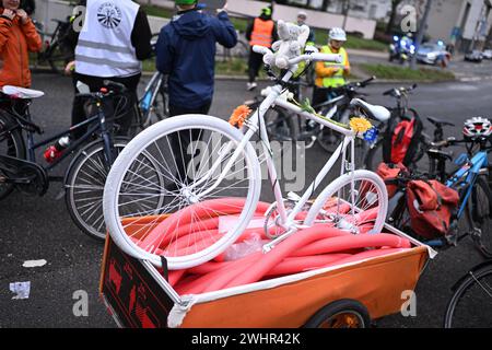 11 février 2024, Bade-Württemberg, Pforzheim : un «vélo fantôme» est sur une remorque de vélo lors d'une manifestation de vélo pour le militant cycliste Andreas Mandalka, décédé dans un accident. Il doit être installé sur les lieux de l'accident. Mandalka était connu sur les réseaux sociaux sous le nom de 'Natenom'. Photo : Uli Deck/dpa Banque D'Images