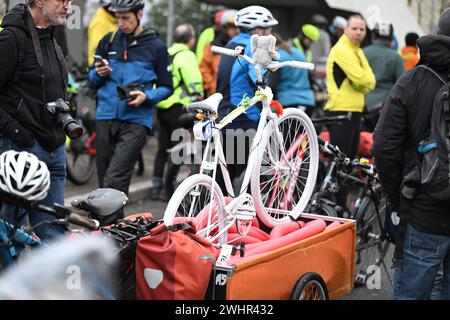 11 février 2024, Bade-Württemberg, Pforzheim : un «vélo fantôme» est sur une remorque de vélo lors d'une manifestation de vélo pour le militant cycliste Andreas Mandalka, décédé dans un accident. Il doit être installé sur les lieux de l'accident. Mandalka était connu sur les réseaux sociaux sous le nom de 'Natenom'. Photo : Uli Deck/dpa Banque D'Images