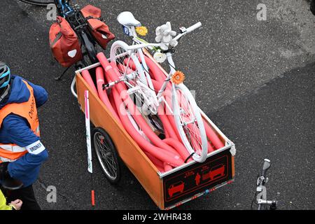 11 février 2024, Bade-Württemberg, Pforzheim : un «vélo fantôme» est sur une remorque de vélo lors d'une manifestation de vélo pour le militant cycliste Andreas Mandalka, décédé dans un accident. Il doit être installé sur les lieux de l'accident. Mandalka était connu sur les réseaux sociaux sous le nom de 'Natenom'. Photo : Uli Deck/dpa Banque D'Images