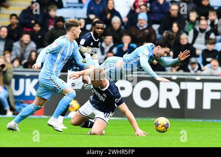 Callum OHare (10 Coventry City) a été défié par Zian Flemming (10 Millwall) lors du Sky Bet Championship match entre Coventry City et Millwall à la Coventry Building Society Arena, Coventry le dimanche 11 février 2024. (Photo : Kevin Hodgson | mi News) crédit : MI News & Sport /Alamy Live News Banque D'Images