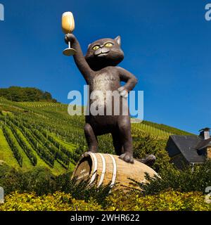 Sculpture de chat noir devant la région viticole, Zell Moselle, Rhénanie-Palatinat, Allemagne Banque D'Images