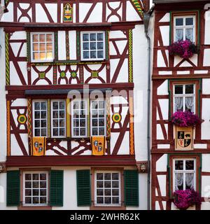 Maisons à pignons à colombages sur la place du marché médiéval, Bernkastel-Kues, Allemagne, Europe Banque D'Images