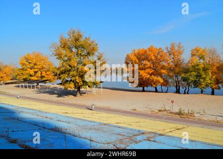 Kiev. Région de Kiev. Ukraine. 09.16.2019. Plage d'Obolonskaya par une journée ensoleillée à Kiev. Banque D'Images