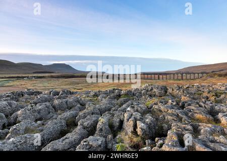 Ingleborough et Simon sont tombés avec le Station Inn au premier plan, vu de Runscar Scar, Yorkshire Dales, Royaume-Uni Banque D'Images