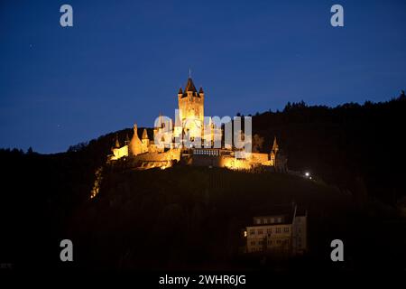 Illuminé Reichsburg Cochem dans la soirée, Rhénanie-Palatinat, Allemagne, Europe Banque D'Images