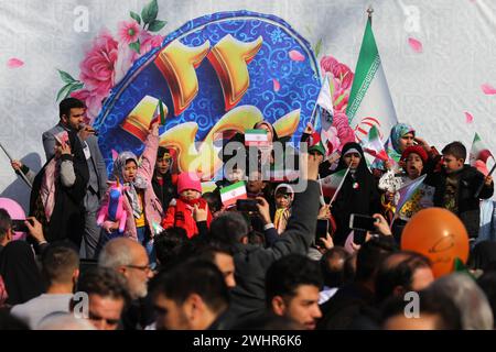 Téhéran, Iran. 11 février 2024. Les garçons et les filles des écoles iraniennes se performent lors du rassemblement pour marquer le 45e anniversaire de la Révolution islamique à Téhéran. L'Iran a célébré le 11 février 2024 le 45e anniversaire de la révolution islamique de 1979 dans un contexte de tensions qui s'emparent du moyen-Orient au sujet de la poursuite de la guerre israélienne contre le Hamas dans la bande de Gaza. Le président iranien Ebrahim Raisi a condamné Israël et a exigé son expulsion des Nations Unies. (Crédit image : © Rouzbeh Fouladi/ZUMA Press Wire) USAGE ÉDITORIAL SEULEMENT! Non destiné à UN USAGE commercial ! Banque D'Images