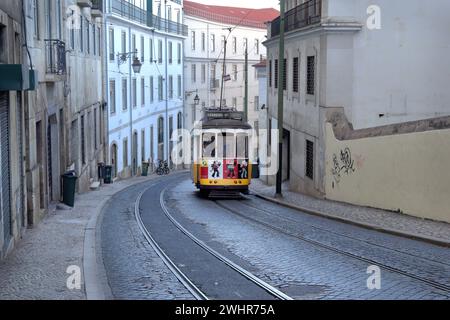 Rouge rétro Tram 28 société de publicité Coca-Cola dans les rues de Lisbonne Banque D'Images