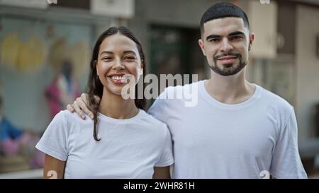 Couple magnifique, plein d'amour et de confiance, embrasser dans un câlin heureux sur la rue ensoleillée de la ville Banque D'Images