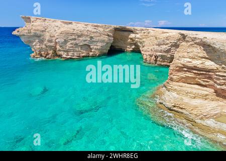 Grottes de Xylompati, un paysage étonnant avec des falaises abruptes et des eaux turquoises cristallines sur l'île de Koufonisi, les îles des Cyclades, la Grèce, l'Europe. Banque D'Images