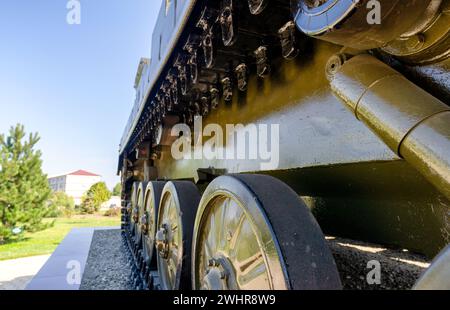 Char militaire sur la rue de la ville en Ukraine Banque D'Images