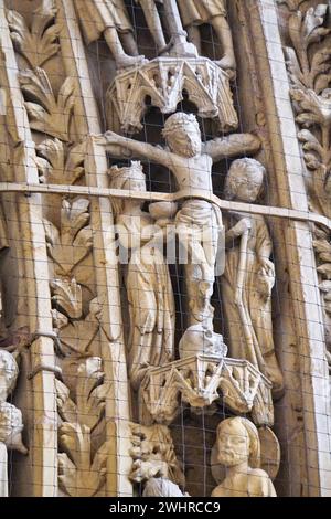 Scène de crucifixion avec Ecclesia à gauche et synagoga à droite au portail sud de la cathédrale de Worms Banque D'Images
