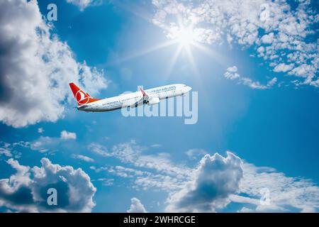 Turkish Airlines, avion dans le ciel bleu avec des nuages. gros plan. avion de passagers volant à haute altitude. jet Banque D'Images