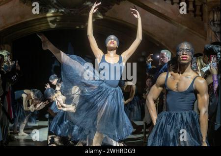 New York, États-Unis. 10 février 2024. Des danseurs se produisent au spectacle PatBo pendant la Fashion week de New York : The Shows at the Surrogate's court. Crédit : SOPA images Limited/Alamy Live News Banque D'Images