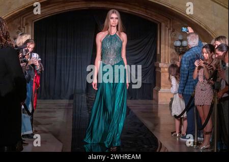 New York, États-Unis. 10 février 2024. Un mannequin marche sur la piste pour le spectacle PatBo pendant la Fashion week de New York : les spectacles à la Cour de Surrogate. Crédit : SOPA images Limited/Alamy Live News Banque D'Images