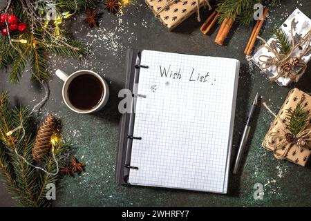 Ouvrir le planificateur cahier avec la liste de Which vide et tasse de café sur le dessus de table en pierre sombre de Noël. Concept de planification du nouvel an ou de noël Banque D'Images