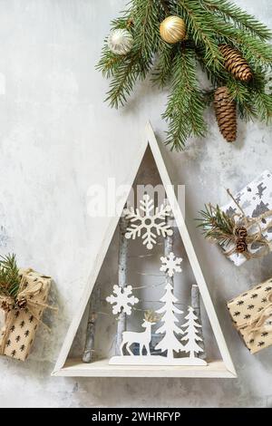 Appartement de Noël ou du nouvel an avec branche de sapin et composition de Noël sur fond de pierre grise.Concept de vacances. Banque D'Images