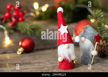 Motif carte postale de Noël vintage. Gnomes de Noël avec sapin, lumières de noël et décorations rouges de boules de noël. Copier Banque D'Images