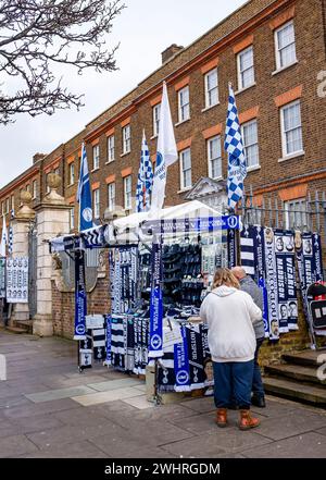 Vendeurs d'écharpes et de drapeaux devant le Tottenham Hotspur Stadium , Borough of Haringey , North London , Angleterre Royaume-Uni Banque D'Images