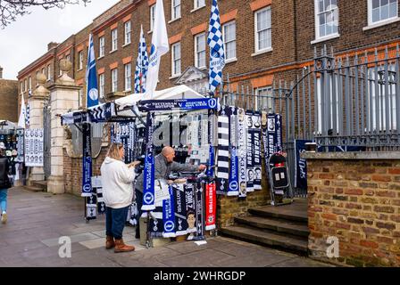 Vendeurs d'écharpes et de drapeaux devant le Tottenham Hotspur Stadium , Borough of Haringey , North London , Angleterre Royaume-Uni Banque D'Images