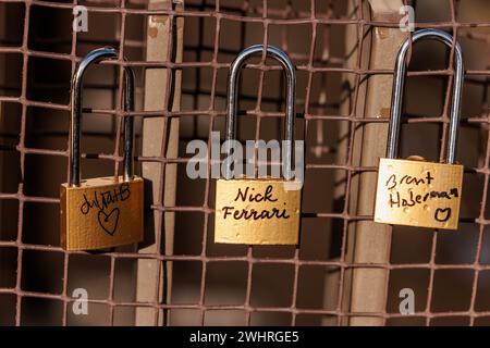 JW3, Londres, Royaume-Uni. 11 février 2024. Lancement du « Lovelock Hostage Bridge » à JW3, le Jewish Community Centre de Londres. Lovelock Hostage Bridge est une nouvelle installation qui sera peuplée de milliers de cadenas autographiés pour montrer l'amour et la solidarité envers les 136 otages restants détenus par le Hamas à Gaza pendant plus de 128 jours. et comme un appel à la communauté internationale pour qu'elle redouble d'efforts pour les ramener chez eux. Photo par Amanda Rose/Alamy Live News Banque D'Images