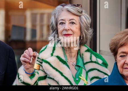 JW3, Londres, Royaume-Uni. 11 février 2024. Dame Maureen Lipman lors du lancement du « Lovelock Hostage Bridge » à JW3, le Jewish Community Centre de Londres. Lovelock Hostage Bridge est une nouvelle installation qui sera peuplée de milliers de cadenas autographiés pour montrer l'amour et la solidarité envers les 136 otages restants détenus par le Hamas à Gaza pendant plus de 128 jours. et comme un appel à la communauté internationale pour qu'elle redouble d'efforts pour les ramener chez eux. Photo par Amanda Rose/Alamy Live News Banque D'Images