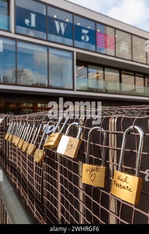 JW3, Londres, Royaume-Uni. 11 février 2024. Lancement du « Lovelock Hostage Bridge » à JW3, le Jewish Community Centre de Londres. Lovelock Hostage Bridge est une nouvelle installation qui sera peuplée de milliers de cadenas autographiés pour montrer l'amour et la solidarité envers les 136 otages restants détenus par le Hamas à Gaza pendant plus de 128 jours. et comme un appel à la communauté internationale pour qu'elle redouble d'efforts pour les ramener chez eux. Photo par Amanda Rose/Alamy Live News Banque D'Images