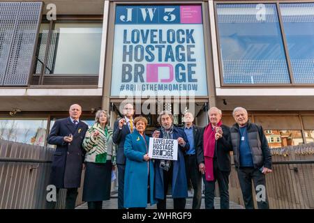 JW3, Londres, Royaume-Uni. 11 février 2024. Lancement du « Lovelock Hostage Bridge » à JW3, le Jewish Community Centre de Londres. Lovelock Hostage Bridge est une nouvelle installation qui sera peuplée de milliers de cadenas autographiés pour montrer l'amour et la solidarité envers les 136 otages restants détenus par le Hamas à Gaza pendant plus de 128 jours. et comme un appel à la communauté internationale pour qu'elle redouble d'efforts pour les ramener chez eux. Photo par Amanda Rose/Alamy Live News Banque D'Images