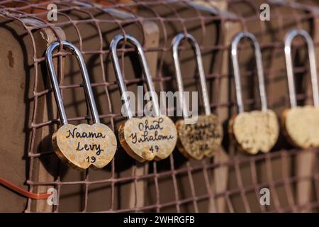 JW3, Londres, Royaume-Uni. 11 février 2024. Lancement du « Lovelock Hostage Bridge » à JW3, le Jewish Community Centre de Londres. Lovelock Hostage Bridge est une nouvelle installation qui sera peuplée de milliers de cadenas autographiés pour montrer l'amour et la solidarité envers les 136 otages restants détenus par le Hamas à Gaza pendant plus de 128 jours. et comme un appel à la communauté internationale pour qu'elle redouble d'efforts pour les ramener chez eux. Photo par Amanda Rose/Alamy Live News Banque D'Images