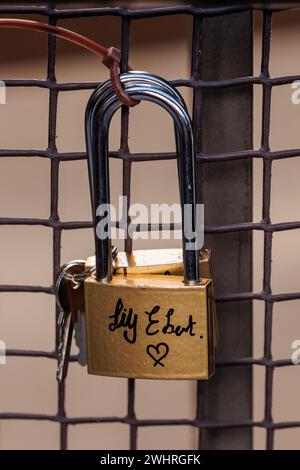 JW3, Londres, Royaume-Uni. 11 février 2024. Lancement du « Lovelock Hostage Bridge » à JW3, le Jewish Community Centre de Londres. Lovelock Hostage Bridge est une nouvelle installation qui sera peuplée de milliers de cadenas autographiés pour montrer l'amour et la solidarité envers les 136 otages restants détenus par le Hamas à Gaza pendant plus de 128 jours. et comme un appel à la communauté internationale pour qu'elle redouble d'efforts pour les ramener chez eux. Photo par Amanda Rose/Alamy Live News Banque D'Images